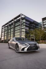 Lexus LS500h 2018 года (AU)